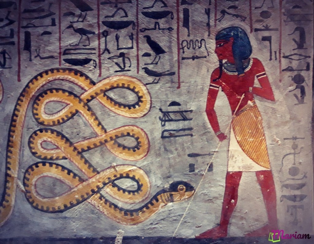 Photographie d'un détail mural de la tombe de Ramsès Ier (KV16) dans la Vallée des Rois, représentant une scène du Livre des Portes où le serpent Apophis est harponné par des divinités lors de la onzième heure de la nuit.