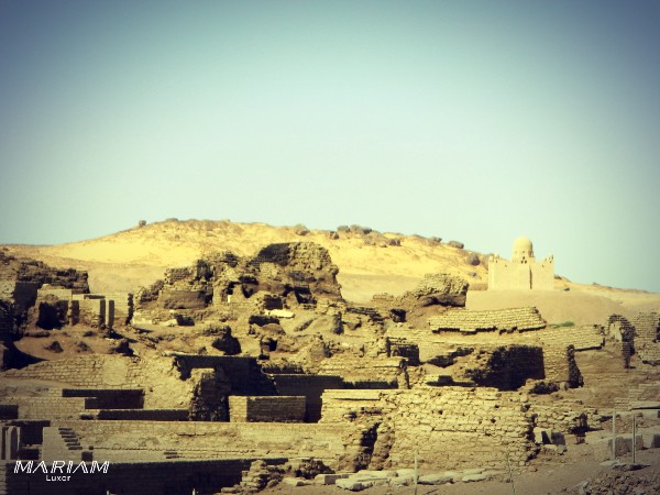 Ruines du temple de Khnoum et site archéologique d'Éléphantine à Assouan, excursion en bateau sur le Nil