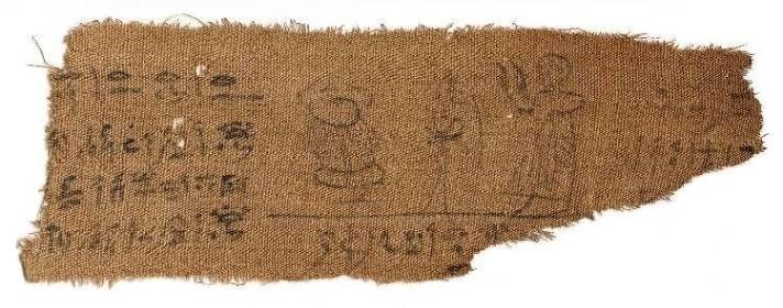 Fragment de bandelette de momie en lin inscrit en hiératique noir, représentant un homme en adoration devant une table d'offrandes surmontée d'une fleur de papyrus, avec un scarabée et des lignes de texte hiératique.