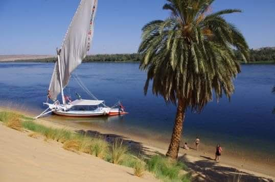 felouque accostant sur les rives du Nil pour permettre aux voyageurs de sa baigner : croisière sur le Nil en felouque de 3 nuits au départ d'Assouan