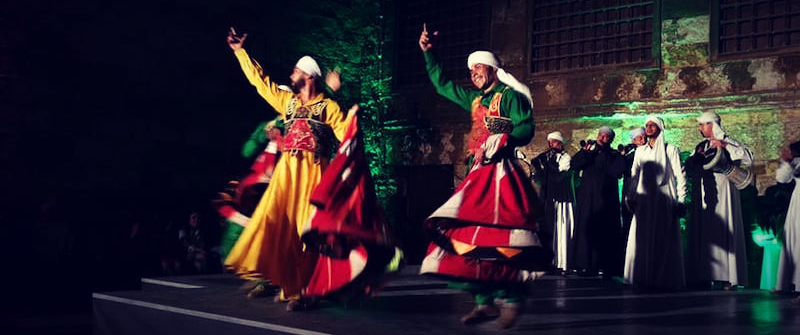 Derviches tourneurs en pleine transe mystique lors d'un spectacle soufi au Caire, soirée avec chauffeur privé