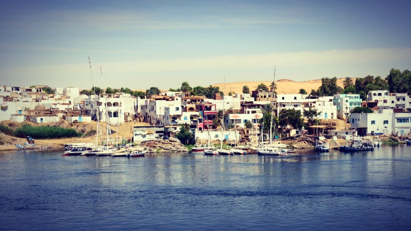 Maisons et villages nubiens de l'île Éléphantine vus depuis le Nil, balade en bateau à Assouan