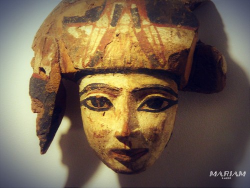 Masque funéraire en cartonnage peint provenant de la région de Louxor.