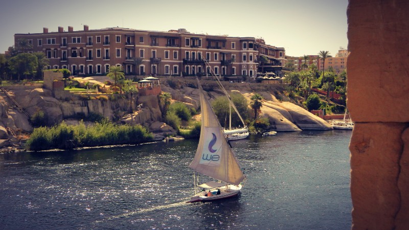 Vue sur le Old Cataract Hotel depuis l'île Éléphantine, excursion en bateau sur le Nil à Assouan