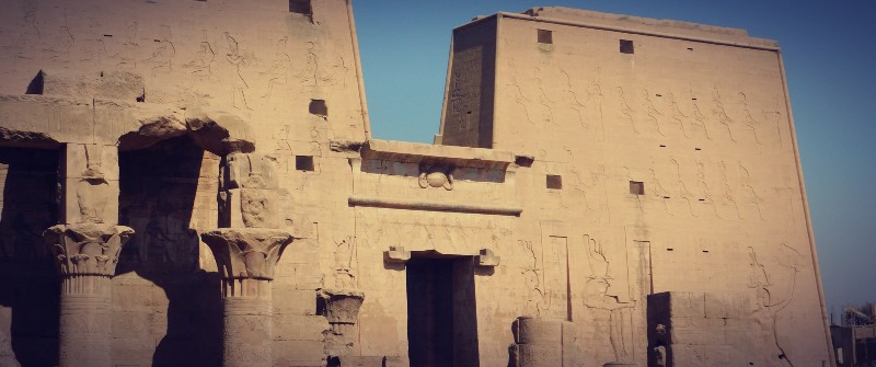 Temple d'Horus à Edfou, l'un des mieux conservés d'Égypte, avec son imposant pylône en grès. Site incontournable visité lors d'une croisière en felouque sur le Nil, avec Kom Ombo et le djebel Silsileh.